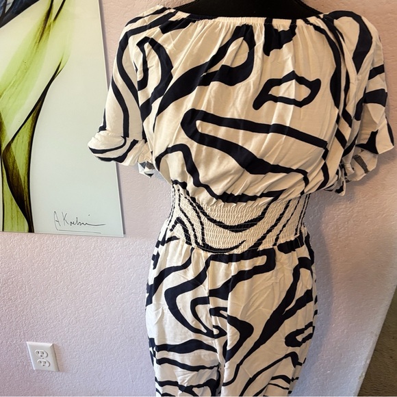 Must bundle Women’s Jumpsuit size medium - Picture 2 of 5